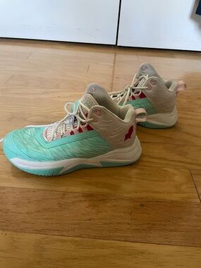 Moolah Mint Green Athletic Sneakers with Pink Accents youth size 5 1/2